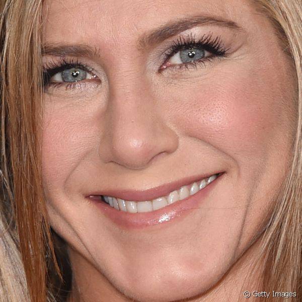 Jennifer Aniston optou por visual minimalista, com olhos iluminados e cílios alongados